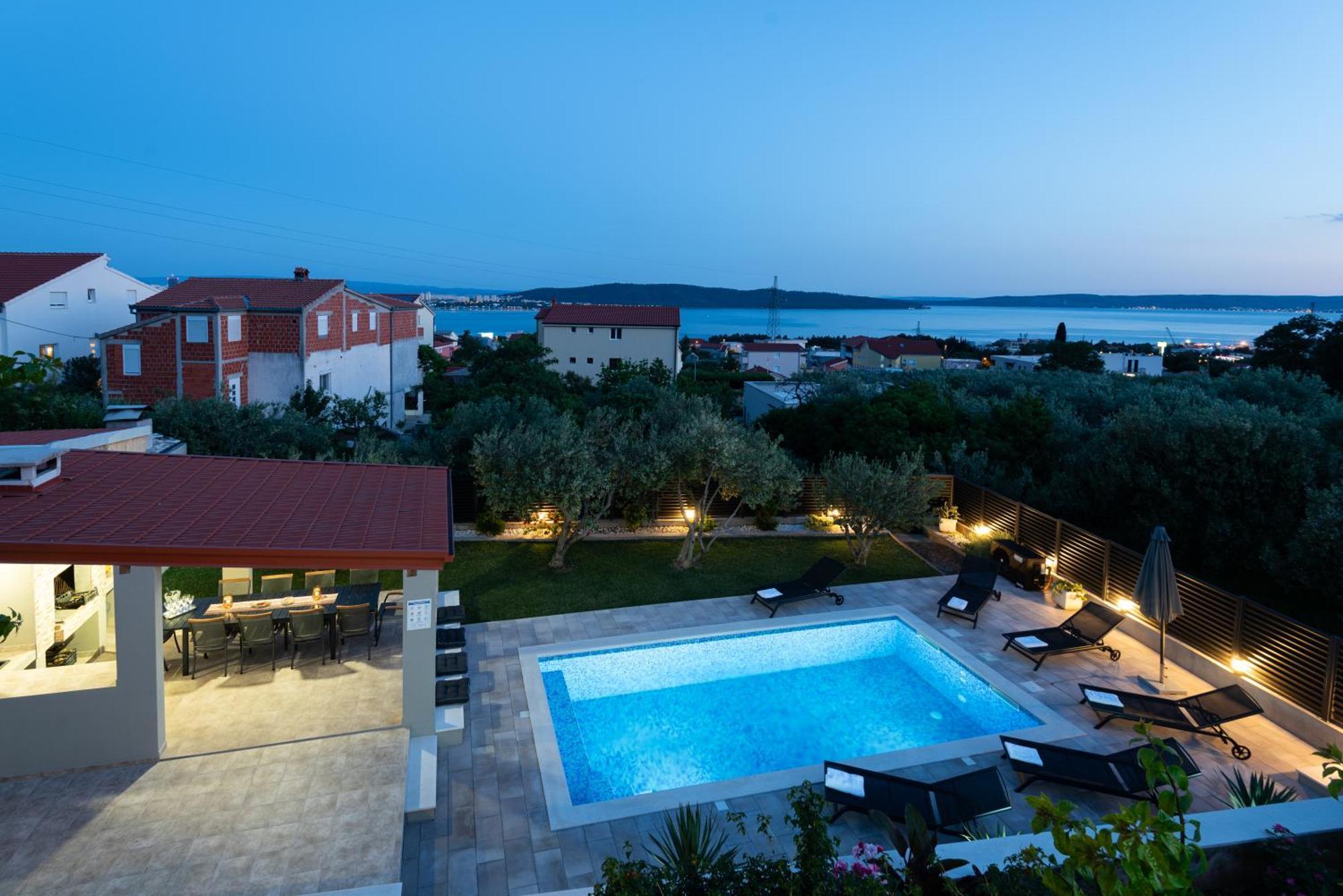 Mary - With Private Pool & Garden *